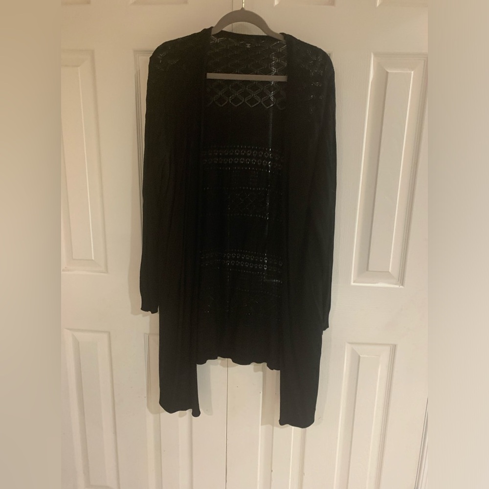 Beautiful black patterned duster in a size 2x.